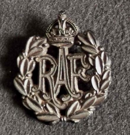 RAF War Economy Bakelite Cap Badge WW2