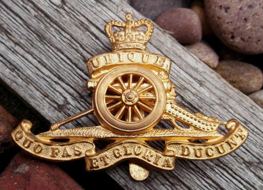 British Army Royal Regiment of Artillery Gilt Cap Badge EIIR