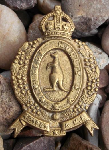 Australian Army 42nd Battalion AMF Capricornia Regiment Cast Cap Badge