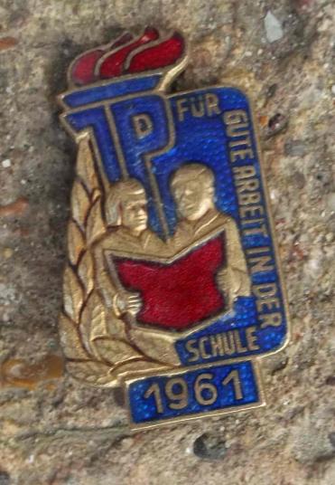 East German Communist Young Pioneers School Badge 1961 DDR