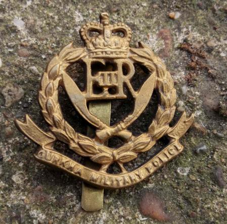 British Army Gurkha Military Police Bazaar Brass Cap Badge EIIR