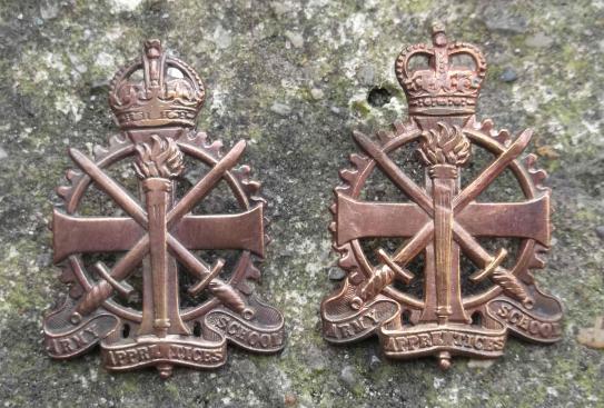 British Army Apprentices School Pair Cap Badges Kings Crown Queens Crown