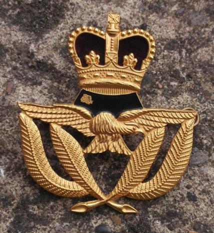 British RAF Warrant Officers Cap Badge EIIR Royal Air Force