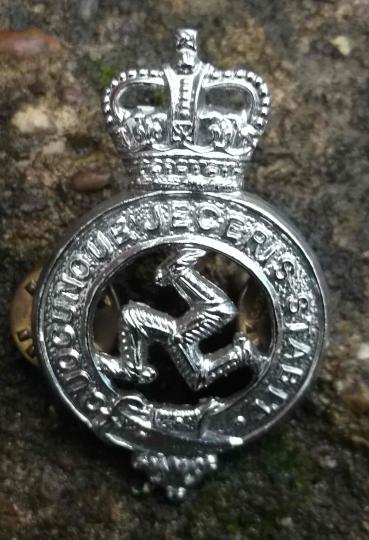 Manx Police Cap Badge EIIR Isle of Man