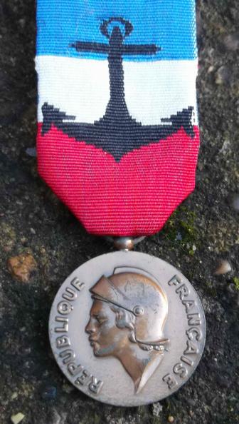 French Ministry of Defence ( Navy ) Medal 1989 Named France Cold War