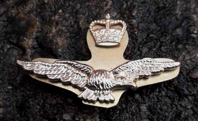 British RAF Staybrite Side Cap Badge EIIR Royal Air Force