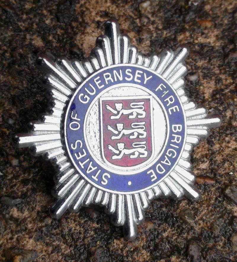 British State of Guernsey Police Officers Cap Badge