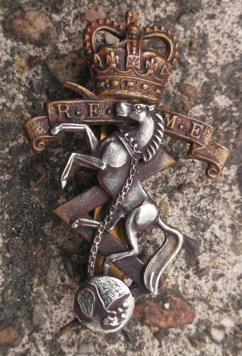 British Army REME Cap Badge Royal Electrical Mechanical Engineers EIIR