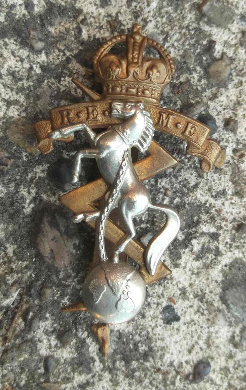 British REME Kings Crown Cap Badge Royal Electrical Mechanical Engineers