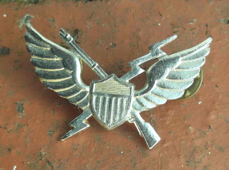 US Army 11th Air Assault Division 1st Pattern Vietnam Badge